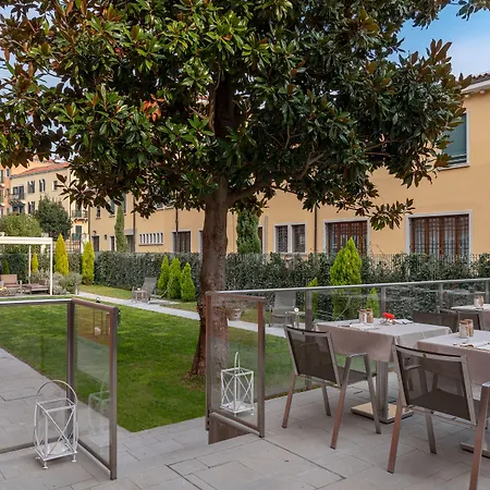 Carnival Palace - Collection Hotel