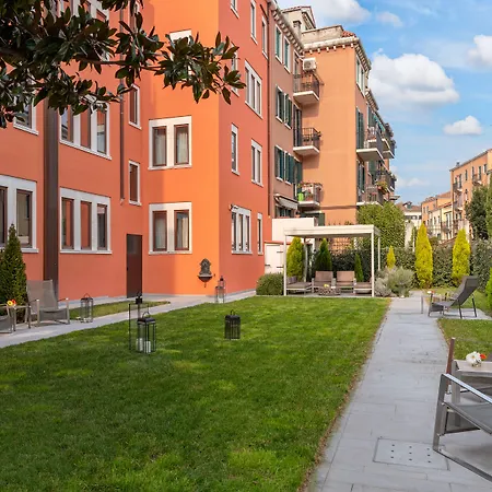 Carnival Palace - Collection Hotel